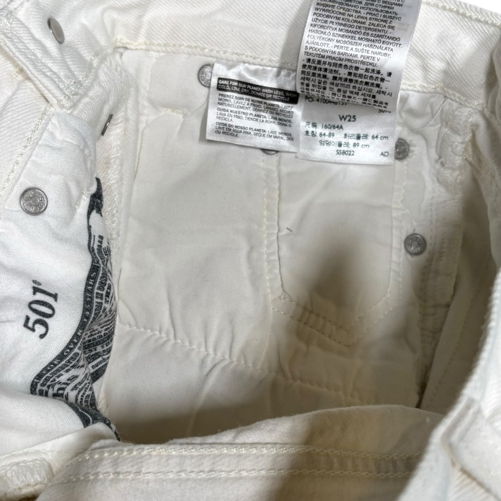 LEVI’S White Distressed Shorts - Picture 5 of 5